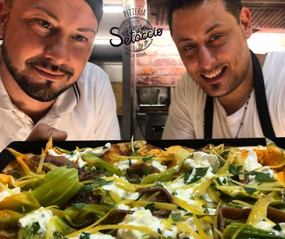 Disco Di Macinazione E Spazzola Di Filo Di Acciaio Lucidata Di Una Smerigliatrice Di Angolo 44597808